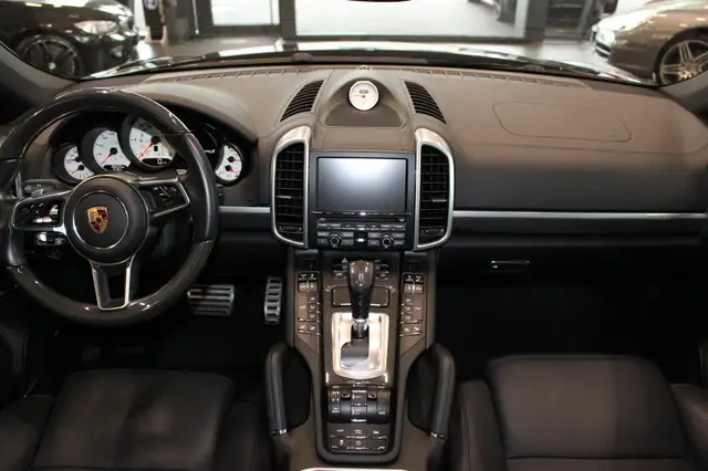 Porsche Cayenne view 15