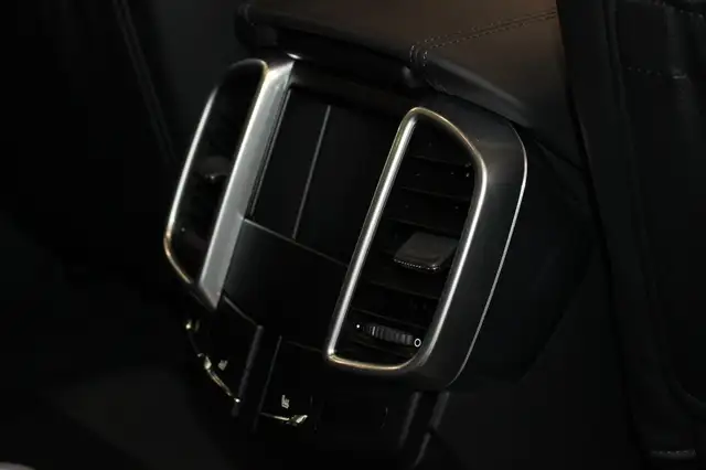 Porsche Cayenne view 13