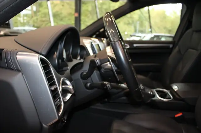 Porsche Cayenne view 21