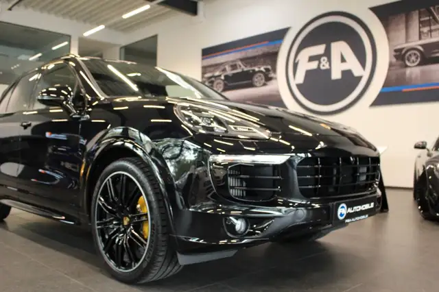 Porsche Cayenne view 9