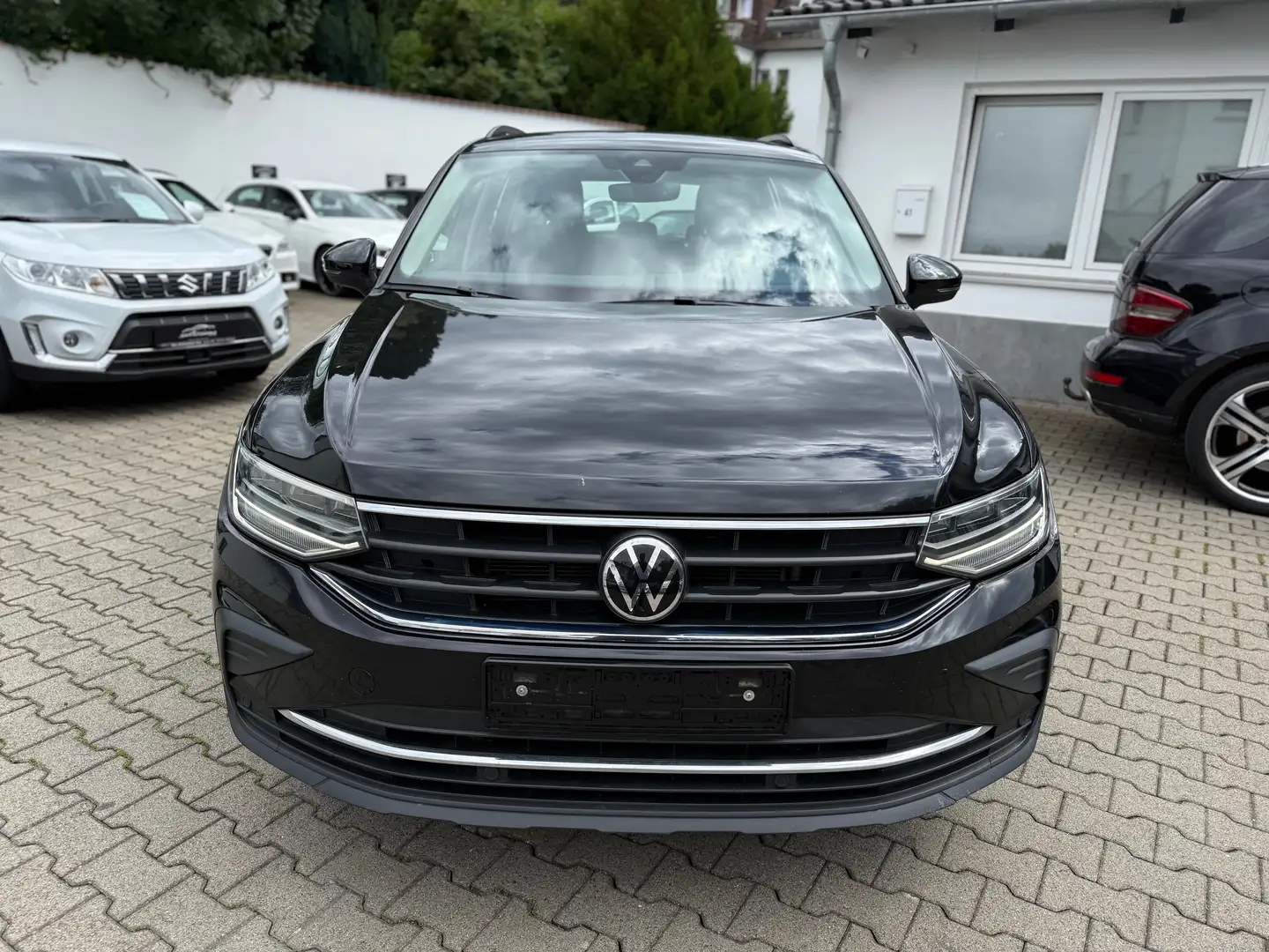 Volkswagen Tiguan TDI Life*Ambiente*AHK*Lenkradhzg*Ergo Sitze*Navi Noir - 2
