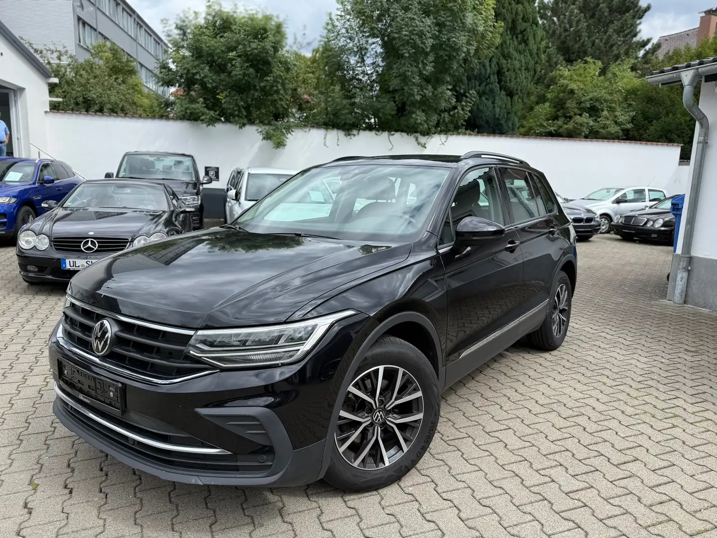 Volkswagen Tiguan TDI Life*Ambiente*AHK*Lenkradhzg*Ergo Sitze*Navi Noir - 1