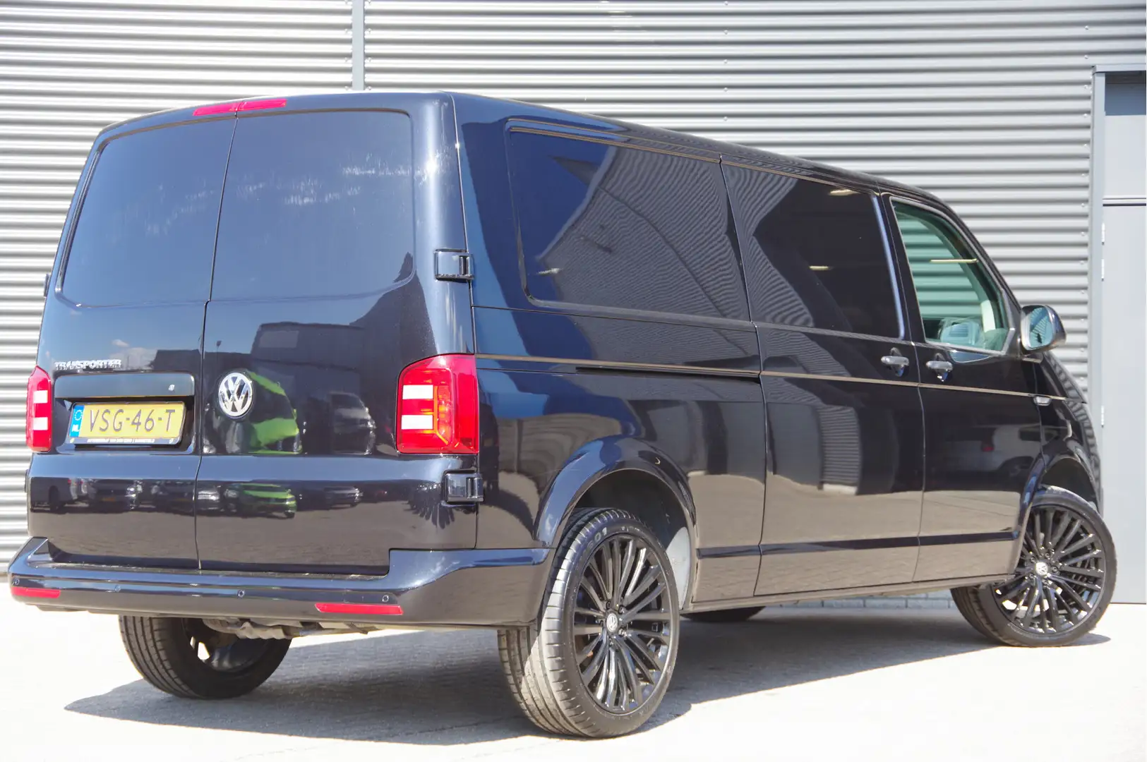 Volkswagen T6 Transporter 2.0 TDI 150PK, L2, 2X SCHUIFDEUR, ADAPT. CRUISE, A Zwart - 2
