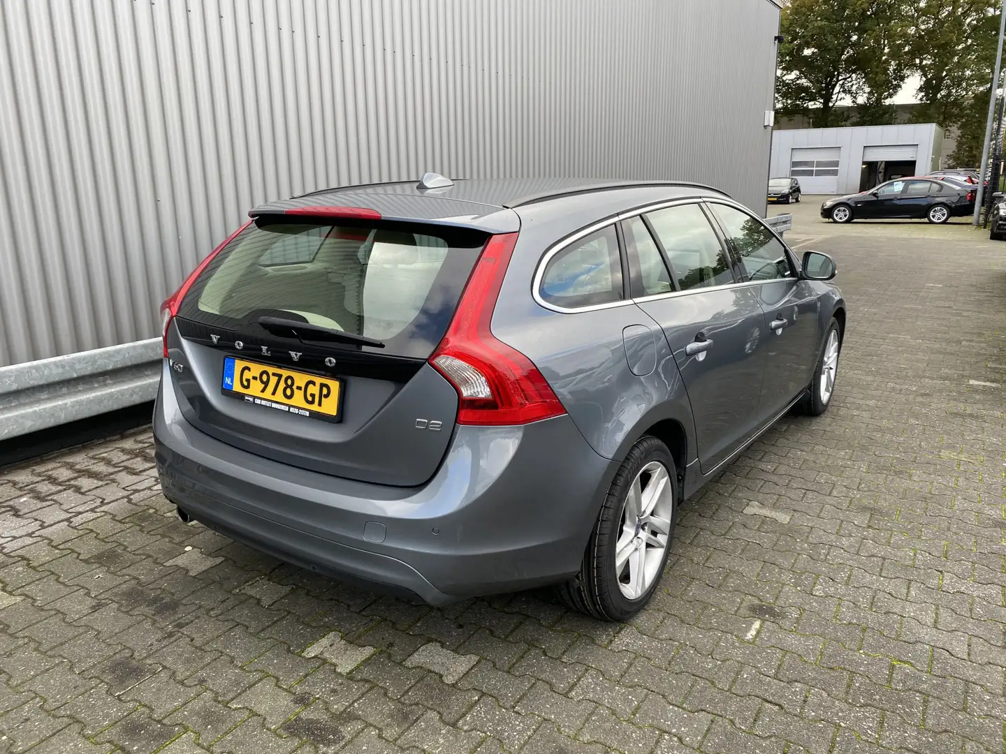 Volvo V60 2.0 D2 Summum Leer, Navi, CC, PDC & Cam, LM, nw. A Gris - 2
