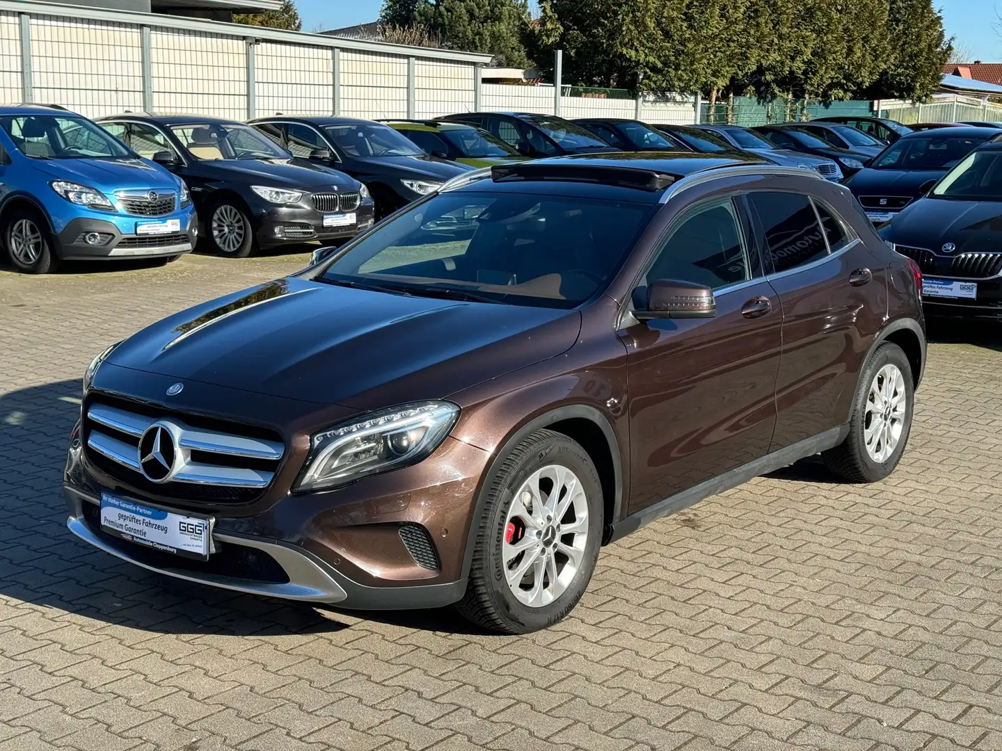Mercedes-Benz GLA 200 d 4 MATIC "Urban" Panorama/AHK/Rückfahrkamera Brown - 1