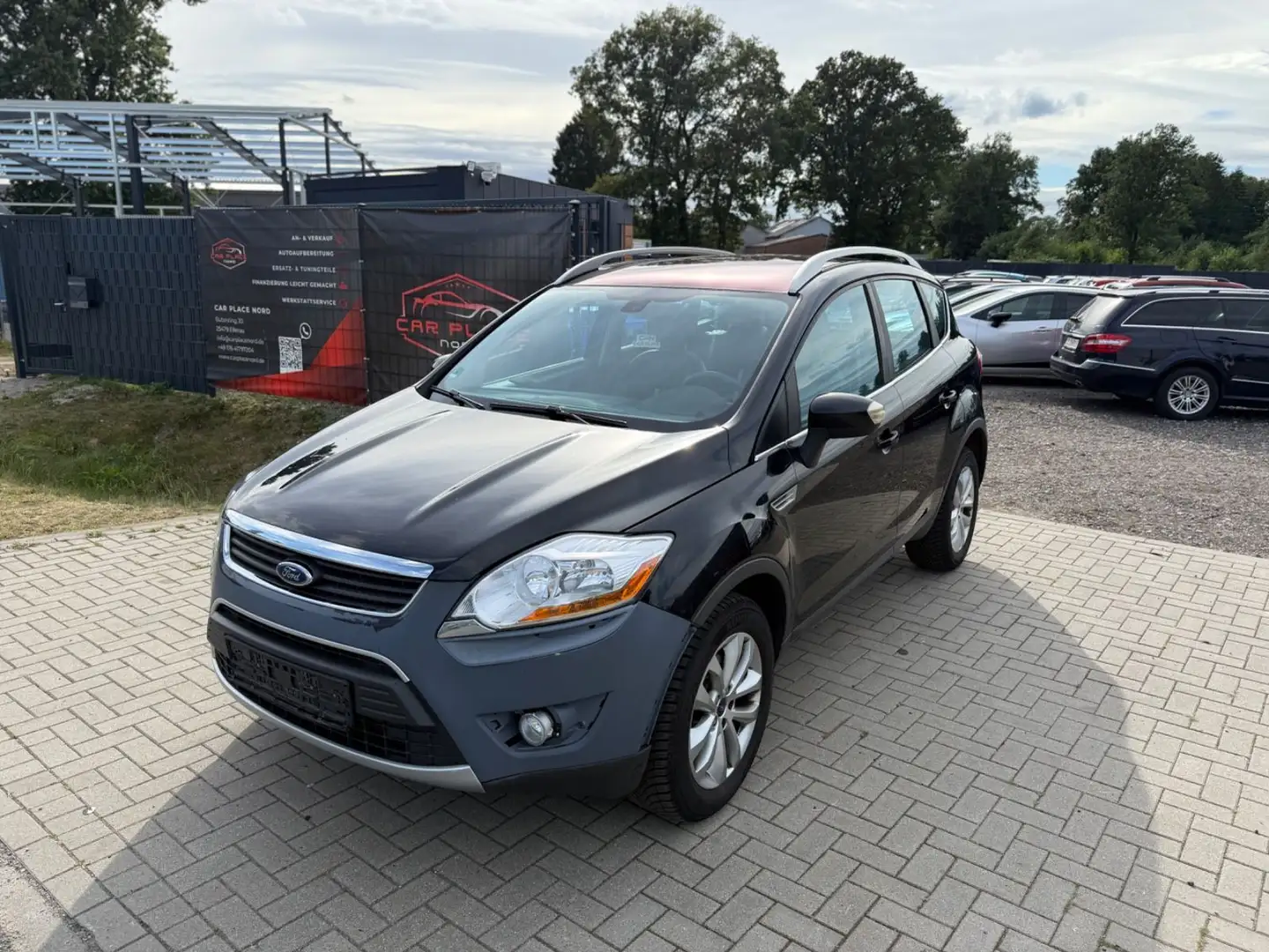 Ford Kuga Titanium TÜV/2. HAND/PANORAMA/TEILLEDER/PDC Schwarz - 1