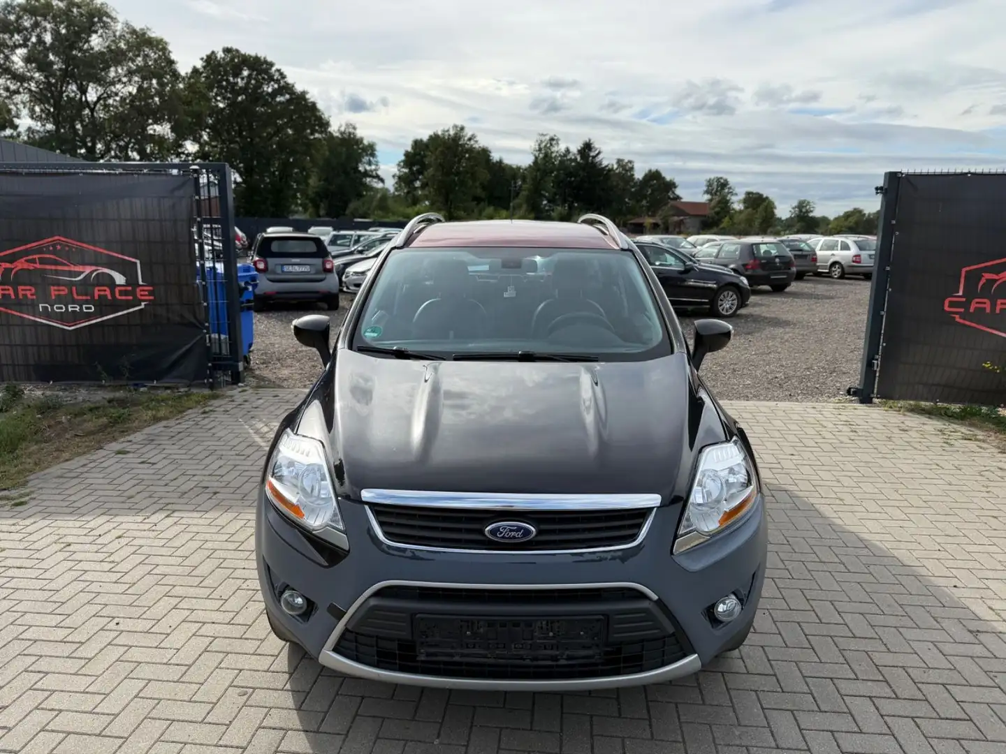 Ford Kuga Titanium TÜV/2. HAND/PANORAMA/TEILLEDER/PDC Schwarz - 2