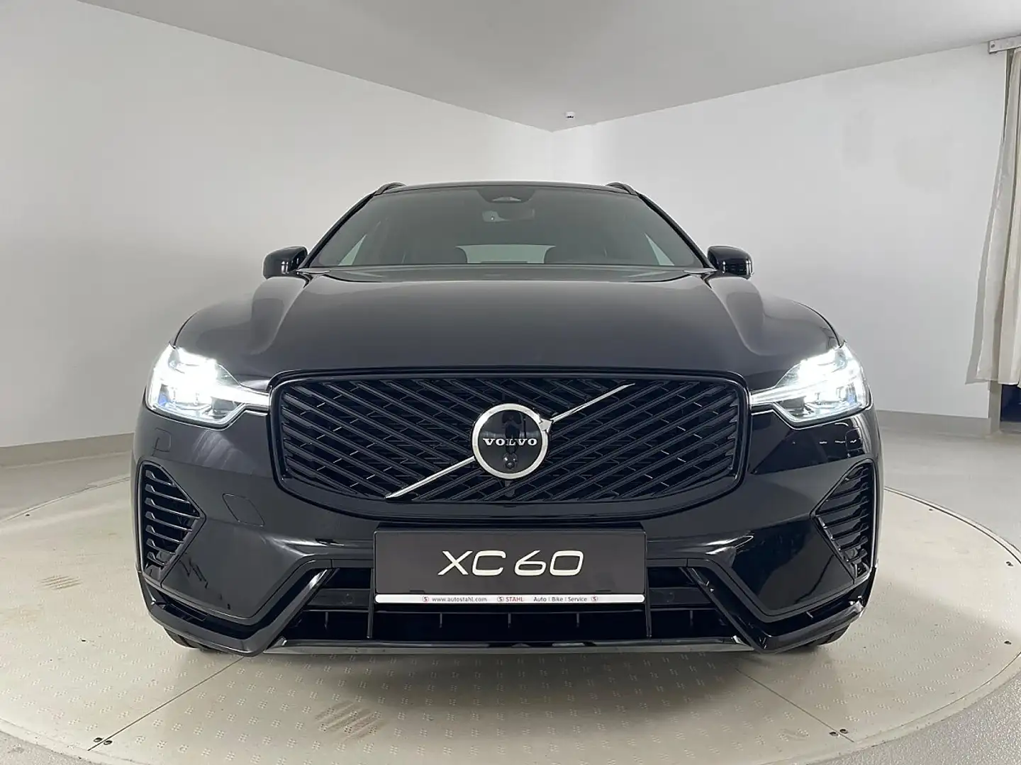 Volvo XC60 T6 AWD PHEV 18,8kWh Plus Dark Aut. | Stahl Wien 22 Schwarz - 2