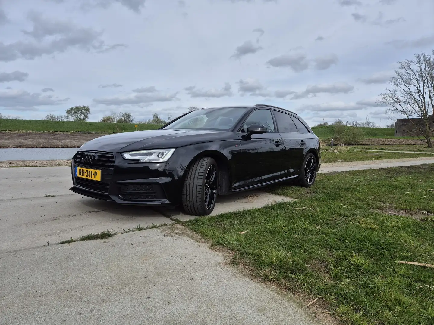 Audi A4 Avant 2.0 TFSI MHEV Sport S line black edition Zwart - 2