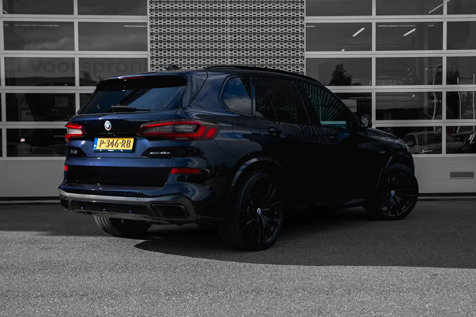 BMW X5 xDrive45e 394pk High Executive | M-Sport | Panoram Zwart - 2