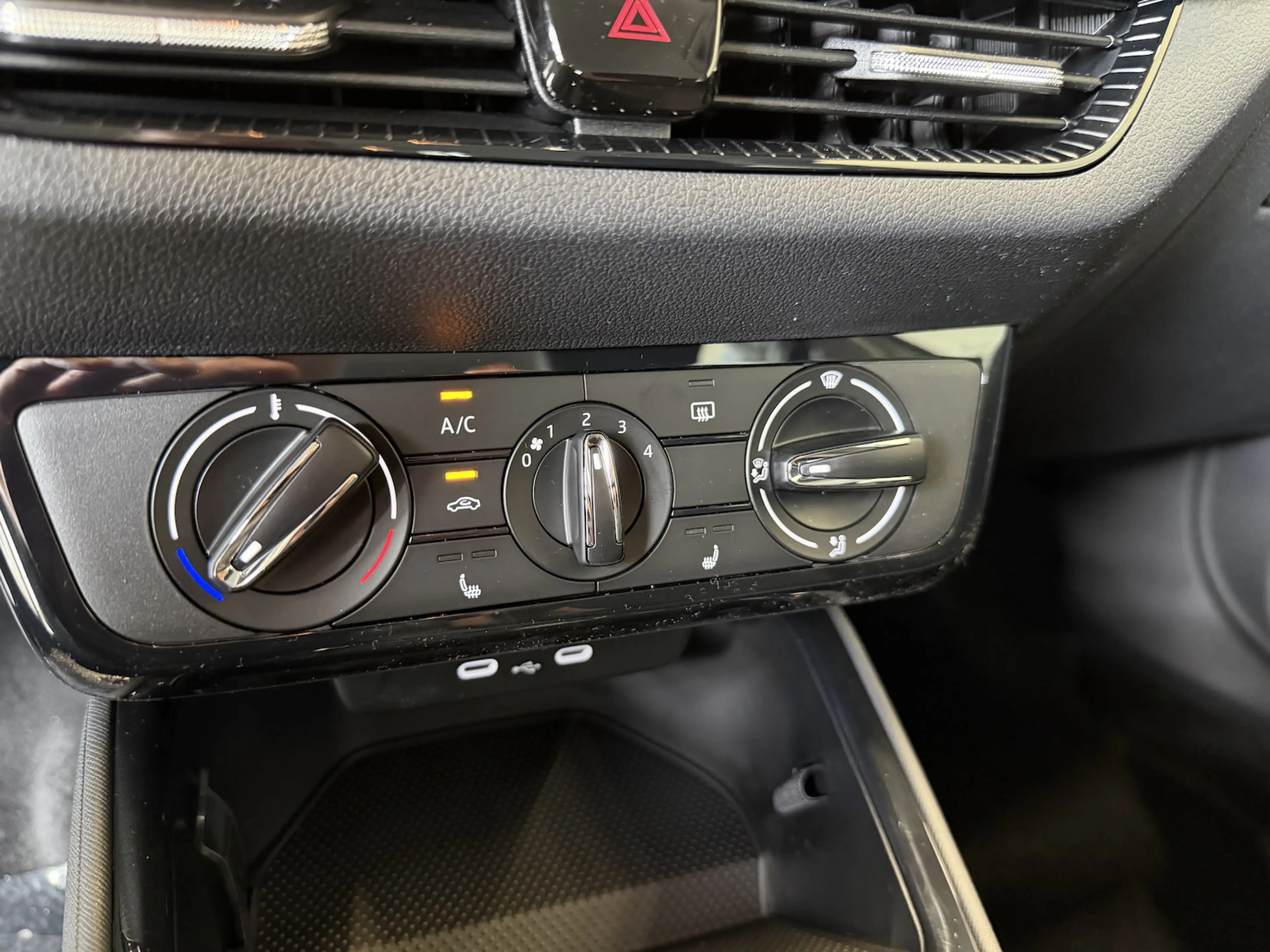 Skoda Fabia 1.0TSI Classic SHZ Kamera Alu 5J.Ga. HAGEL — photo 14