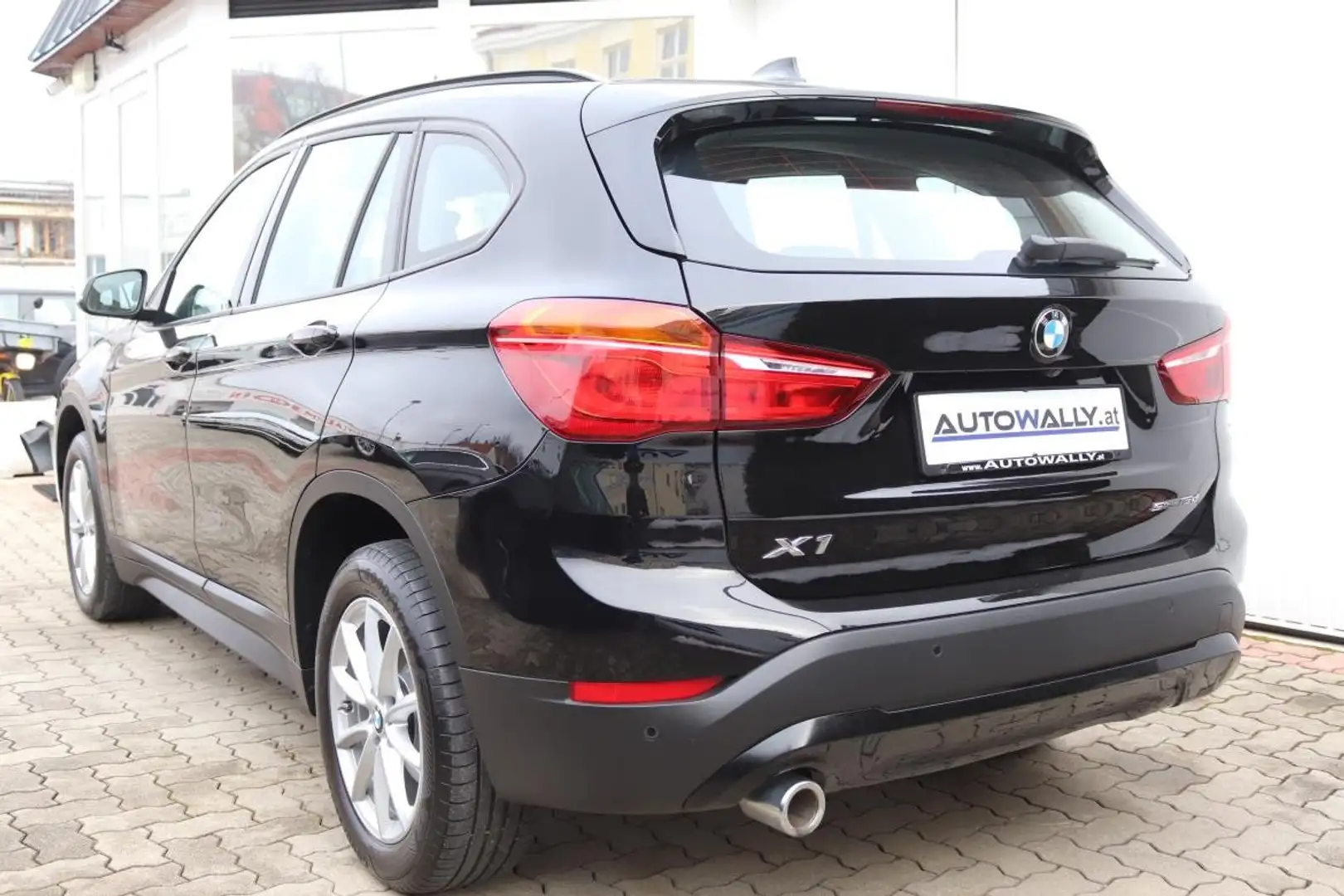 BMW X1 sDrive16d Advantage Aut. Schwarz - 2