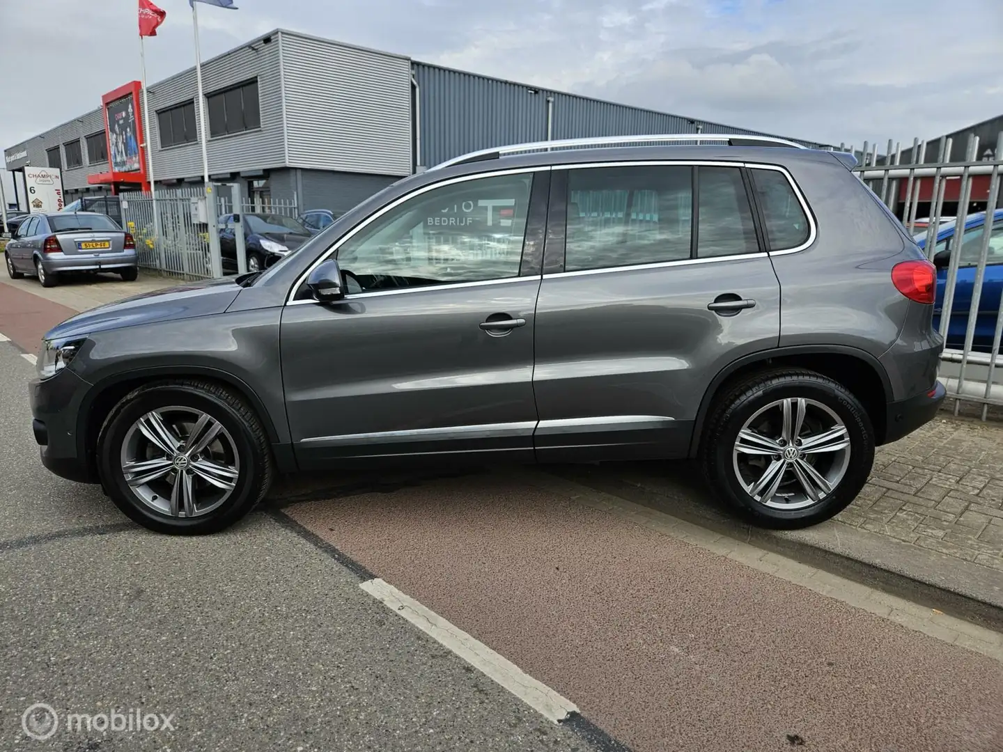 Volkswagen Tiguan 1.4 TSI R-Line Edition Trekhaak Automaat Grijs - 2