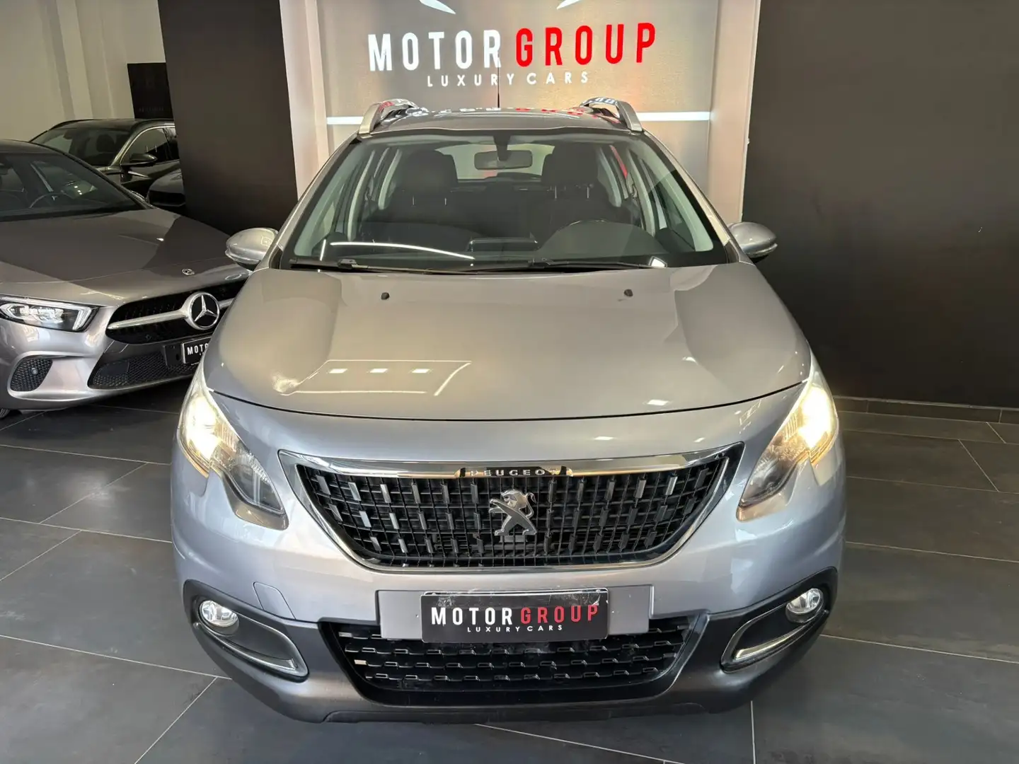 Peugeot 2008 BlueHDi 100 Allure Grau - 2