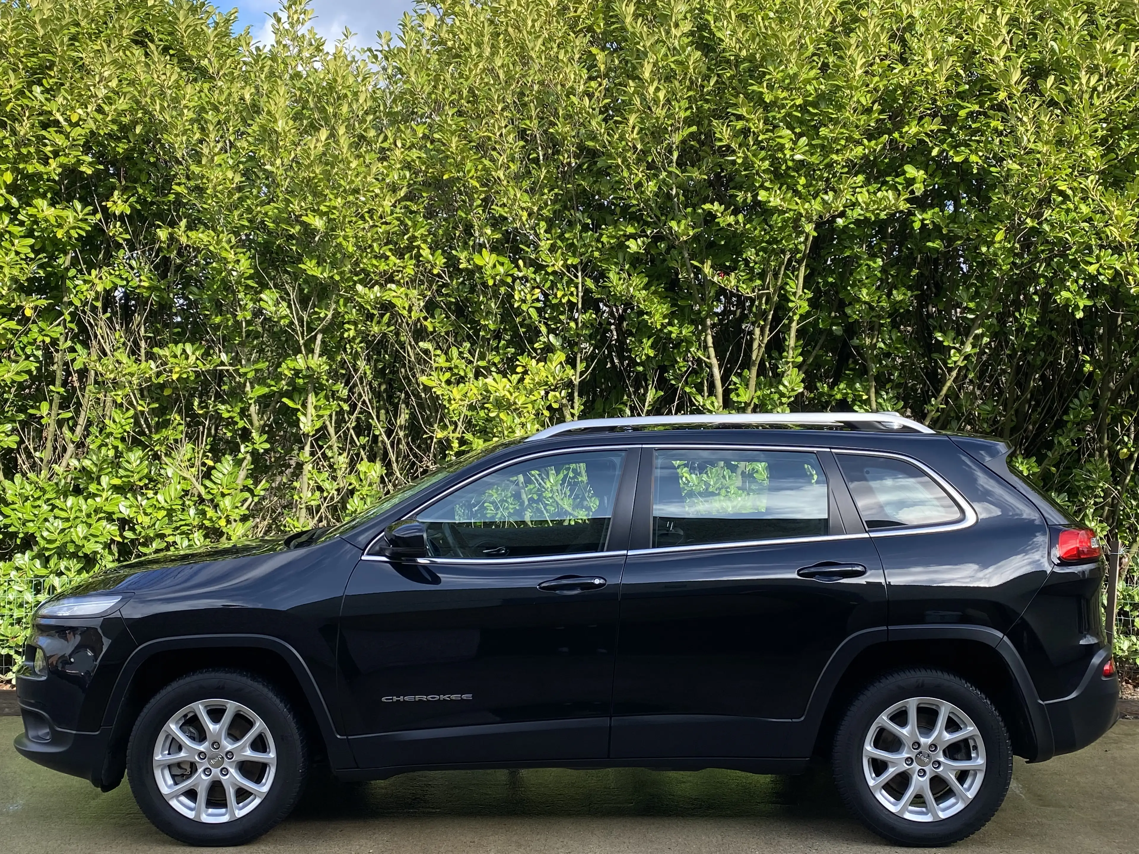 Jeep Cherokee 2.0 MJD 4WD Longitude / NAVI / CARNET / GARANTIE! — photo 2