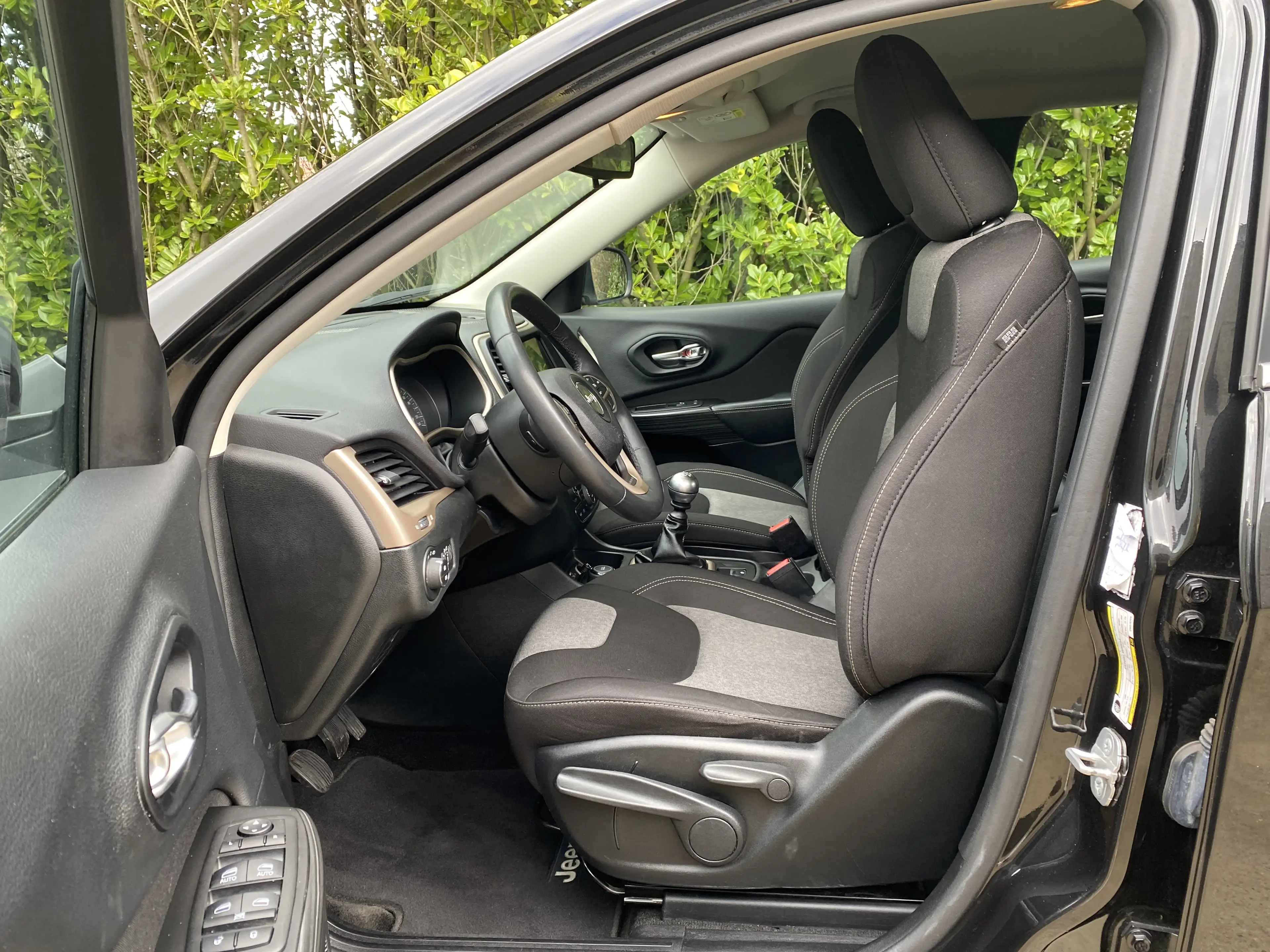 Jeep Cherokee 2.0 MJD 4WD Longitude / NAVI / CARNET / GARANTIE! — photo 7