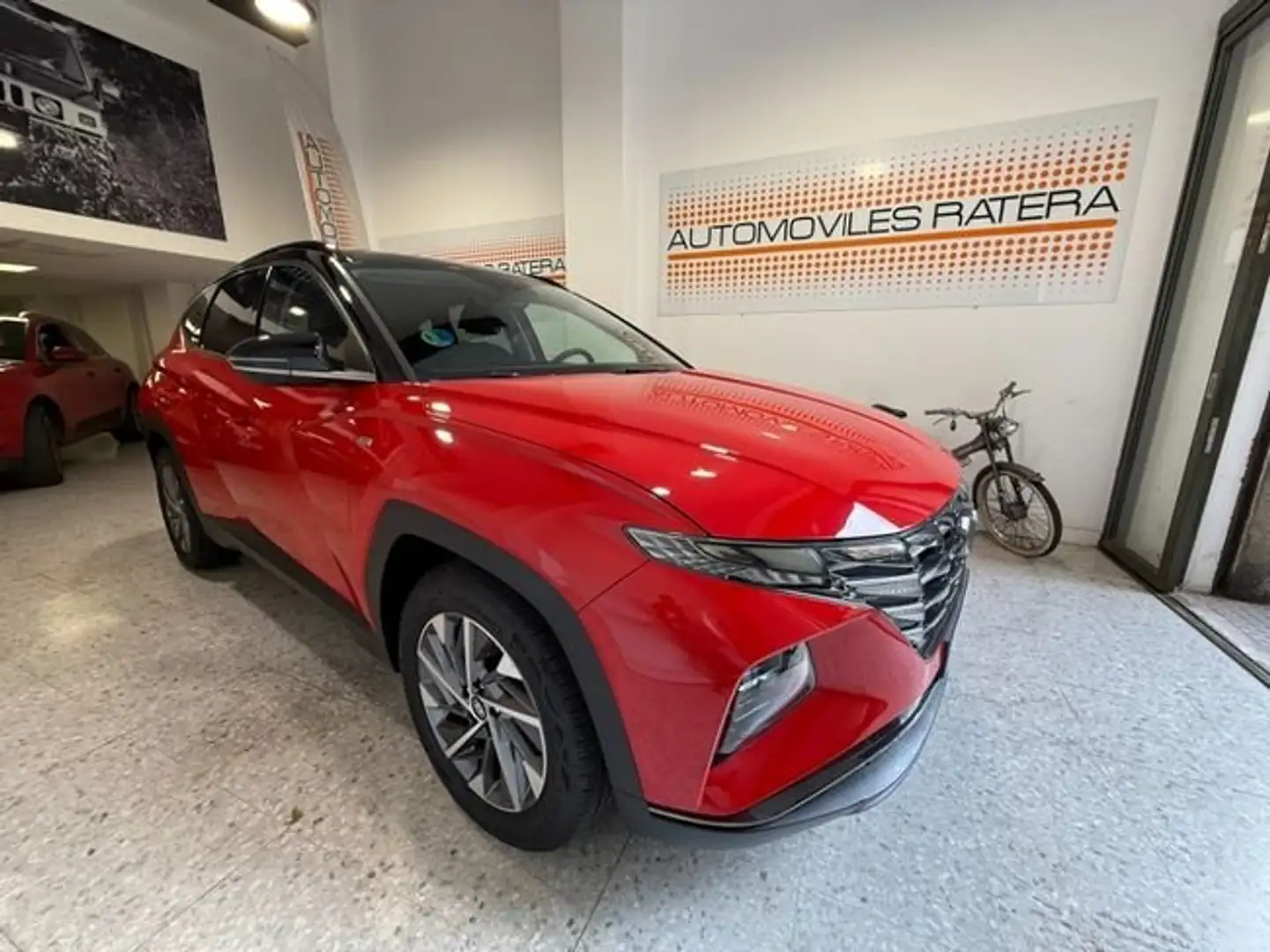 Hyundai TUCSON Tecno Mild-Hybrid 2WD Rojo - 2