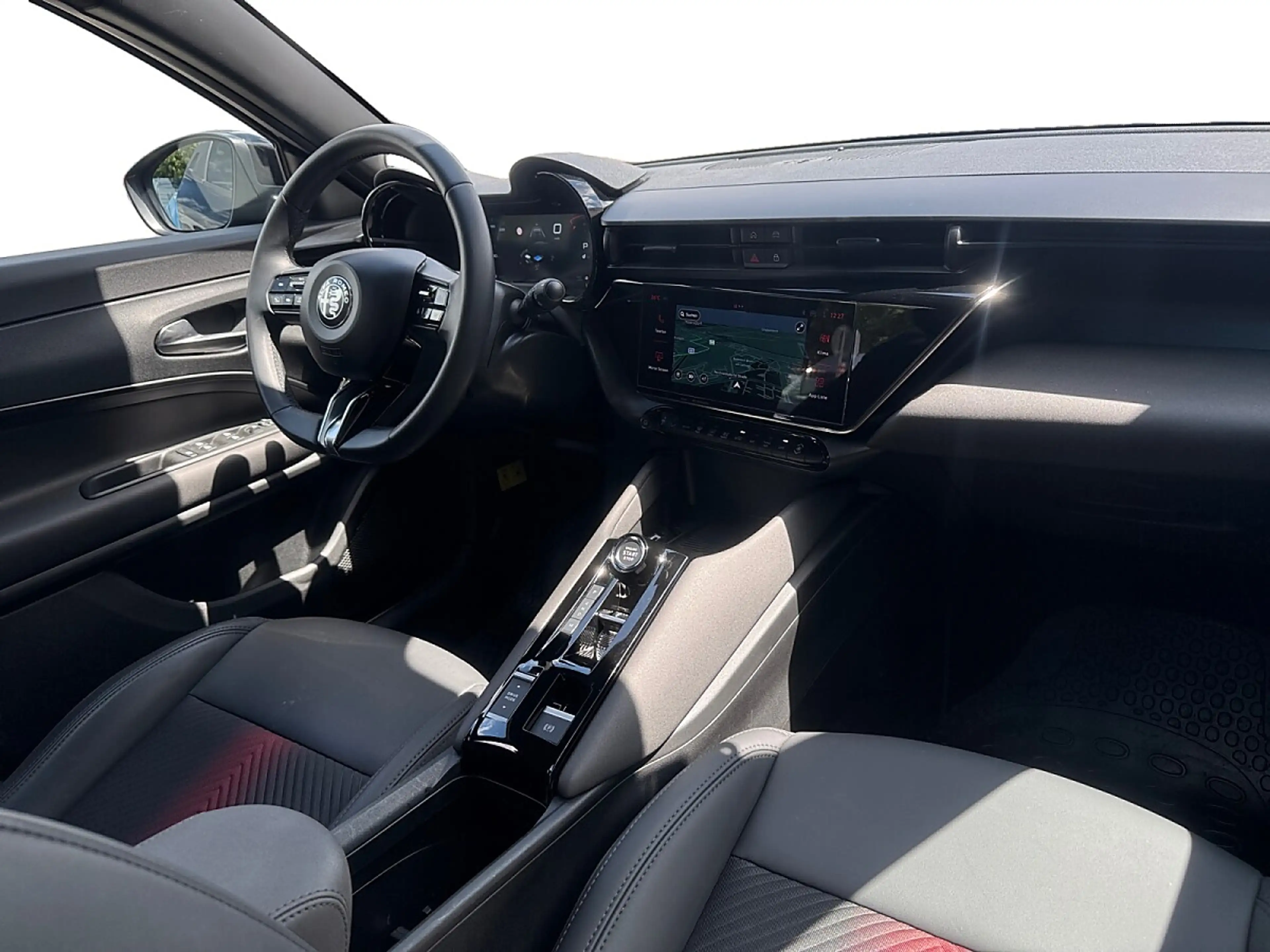 Alfa Romeo Junior 1.2 MHEV 100kW Speciale e-DCT6 Ibrid Automatik — photo 15
