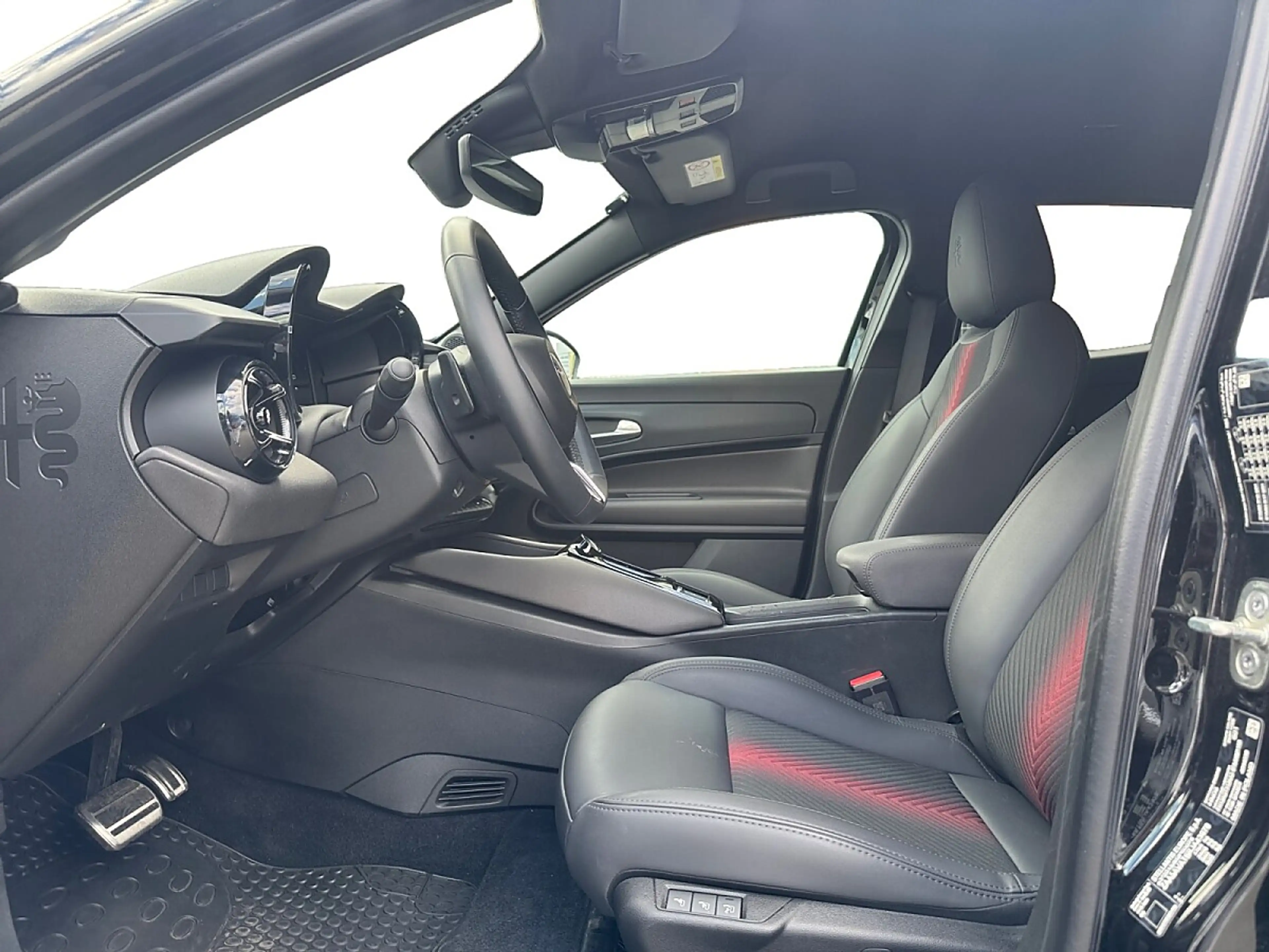 Alfa Romeo Junior 1.2 MHEV 100kW Speciale e-DCT6 Ibrid Automatik — photo 9
