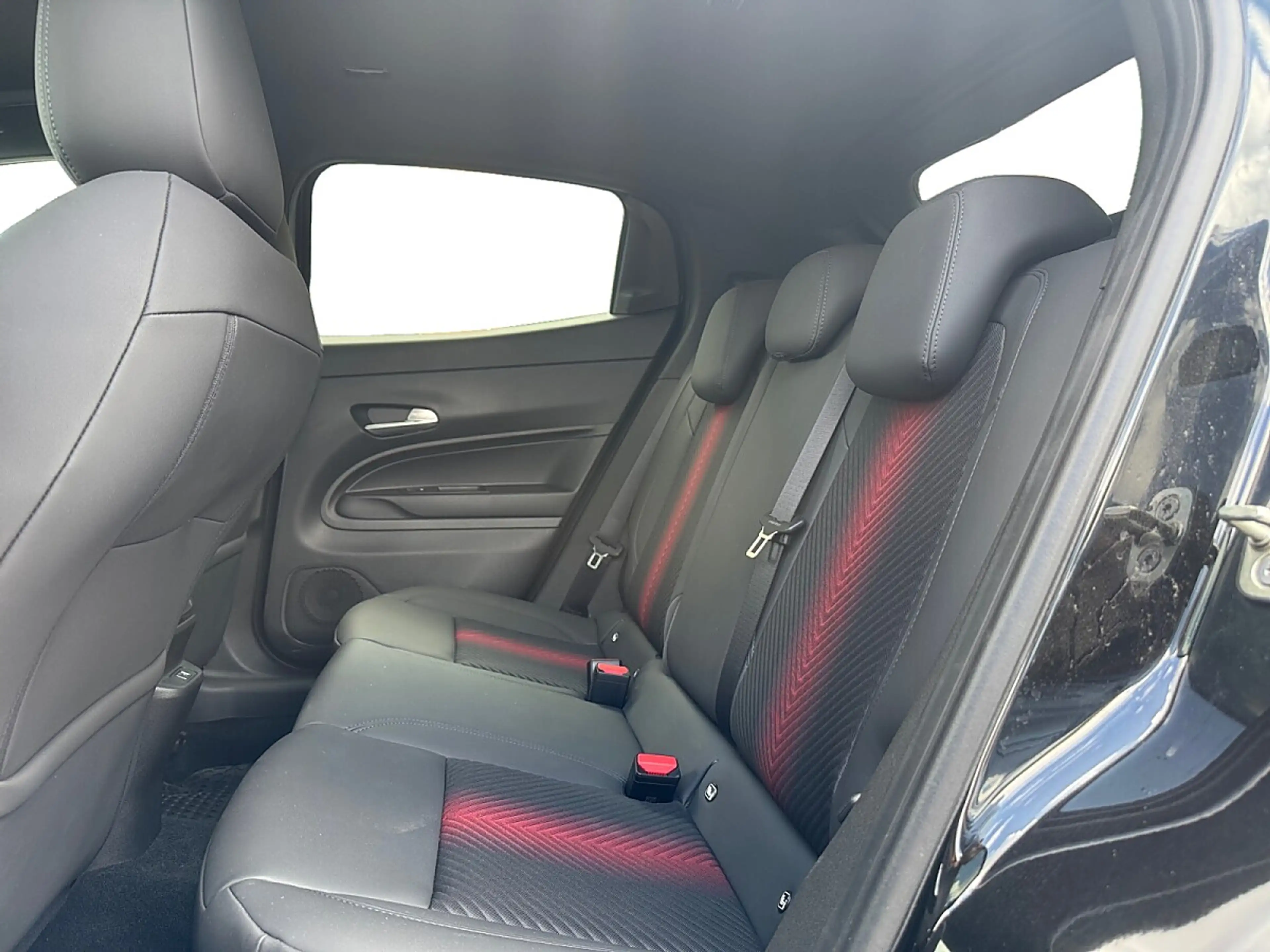 Alfa Romeo Junior 1.2 MHEV 100kW Speciale e-DCT6 Ibrid Automatik — photo 13