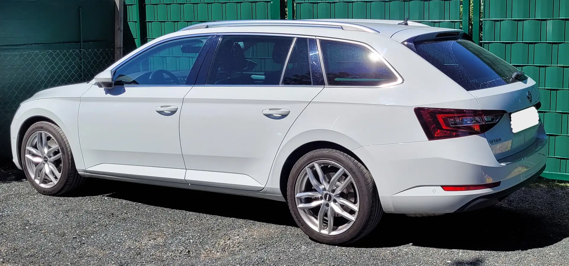 Skoda Superb Superb Kombi 2,0 TDI 4x4 Style DSG Style Weiß - 2