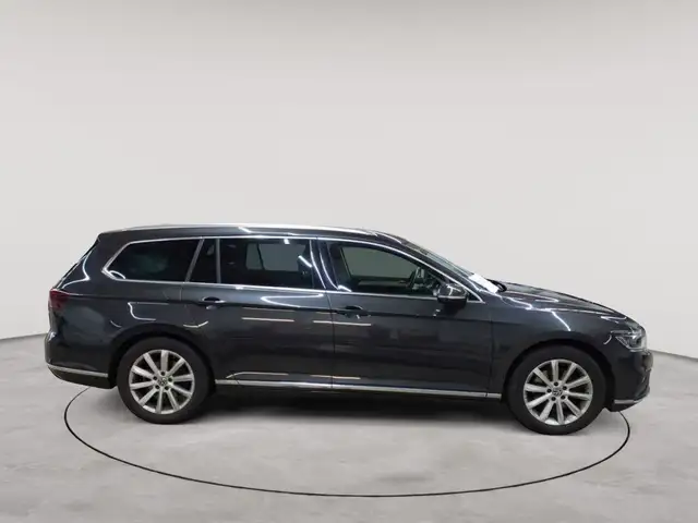 Volkswagen Passat view 3