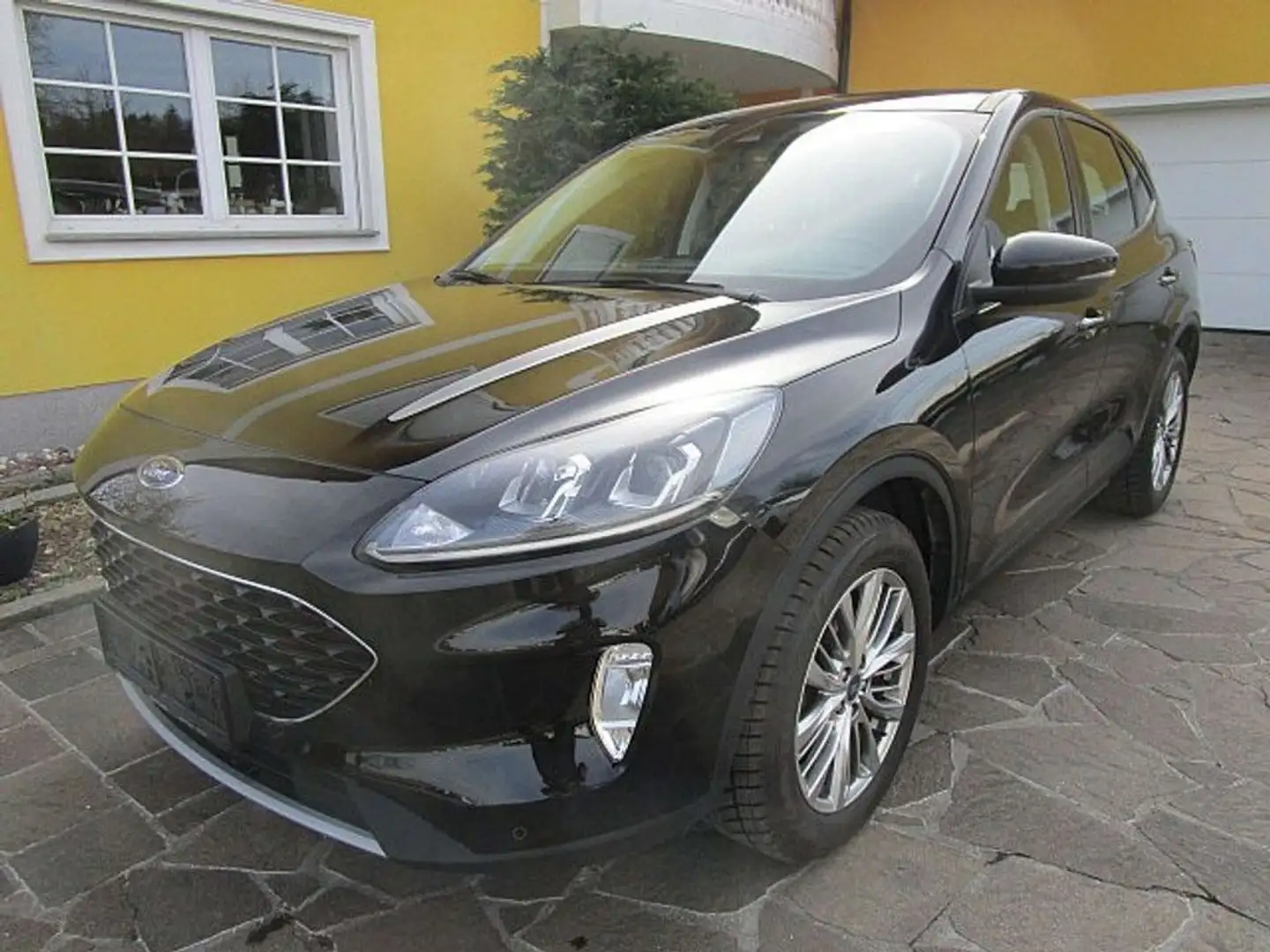 Ford Kuga 2,0 EcoBlue AWD Cool & Connect Aut. Schwarz - 1