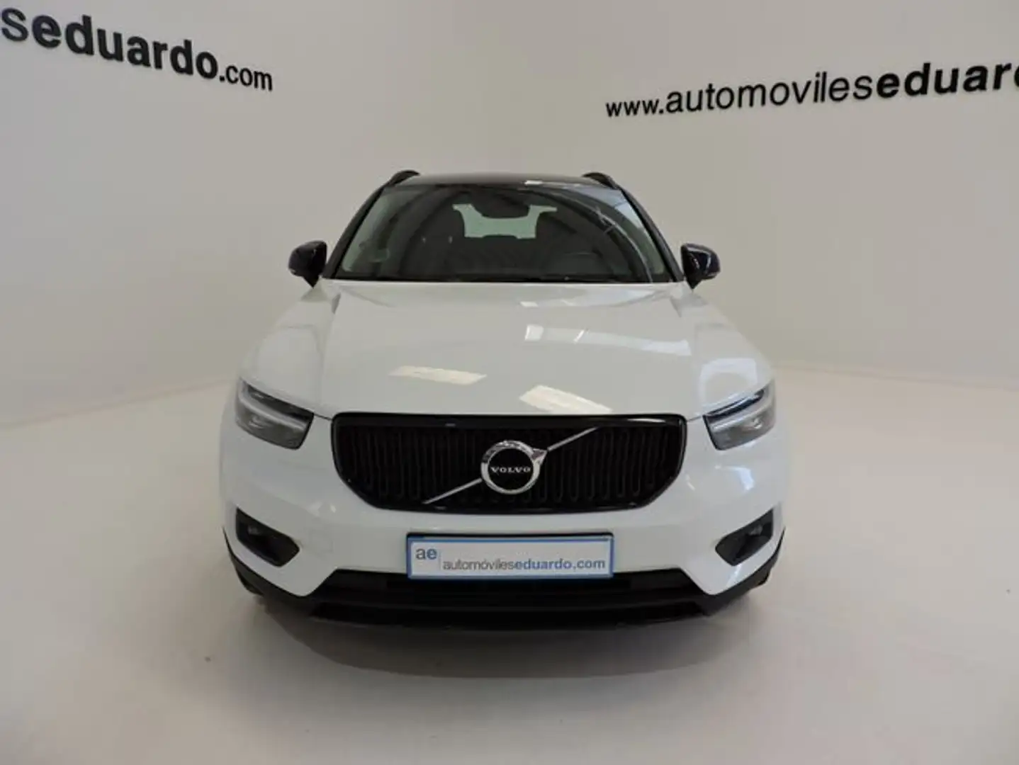 Volvo XC40 T3 Momentum Core Aut. Blanco - 2