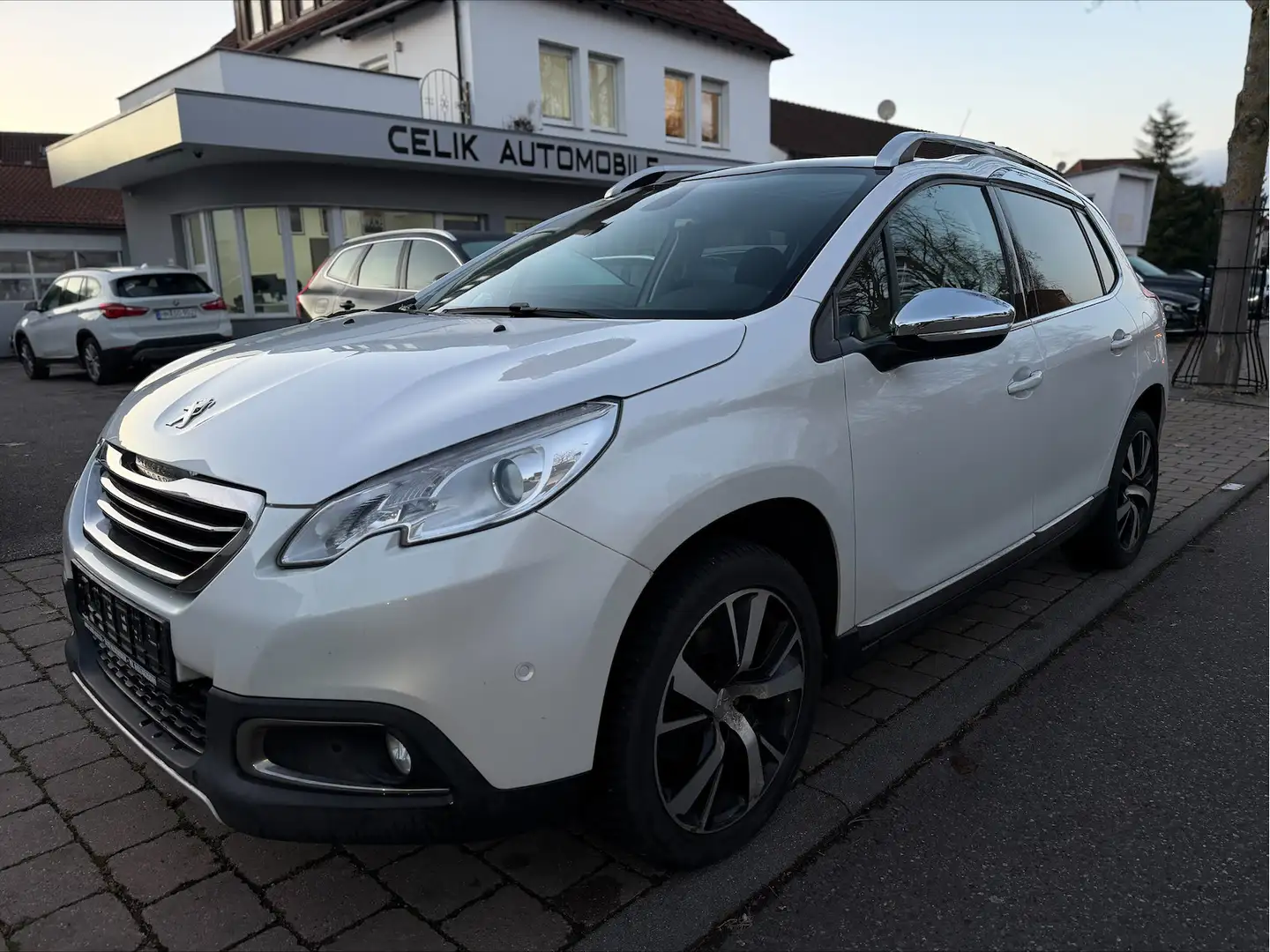 Peugeot 2008 1.2 Allure Pano Navi Leder JBL Blanc - 1