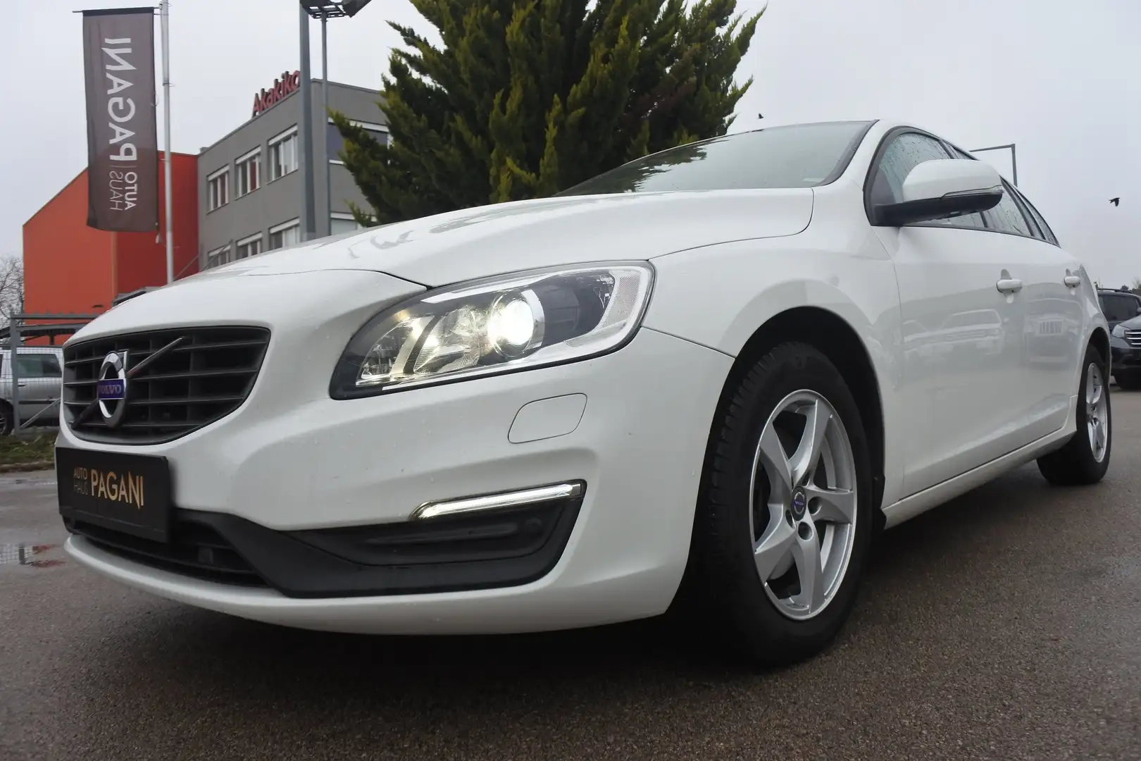 Volvo V60 V60 D3 Sport Geartronic/AHK/8FACH/NAVI/BI-XENON Weiß - 2