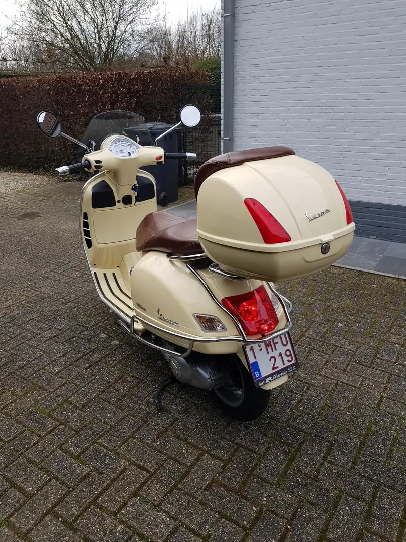 Piaggio GTS 125 Vespa Beige - 2