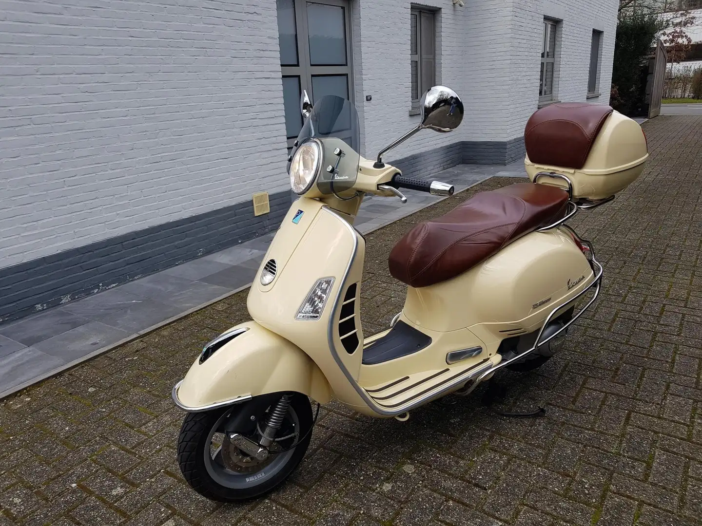 Piaggio GTS 125 Vespa Beige - 1
