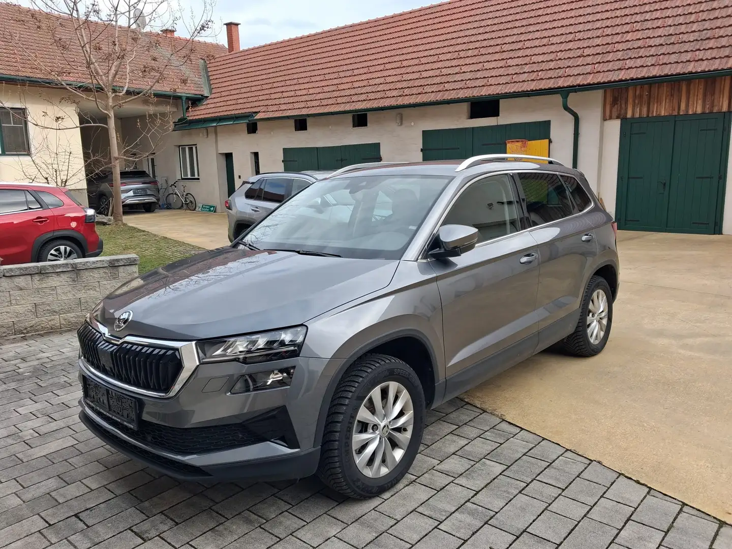 Skoda Karoq 2.0 TDI Selection 4x4 Lodge *Diverse Pakete*Win... Grau - 2