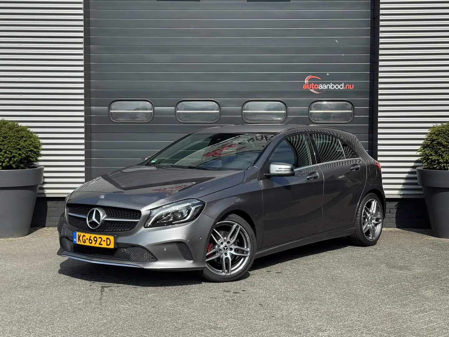 Mercedes-Benz A 180 Sport | Camera | Navigatie | Lichtmetalen Velgen | Grijs - 1