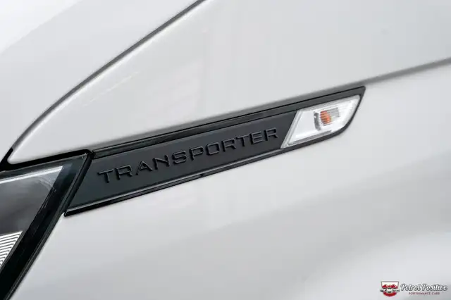 Volkswagen Transporter view 4