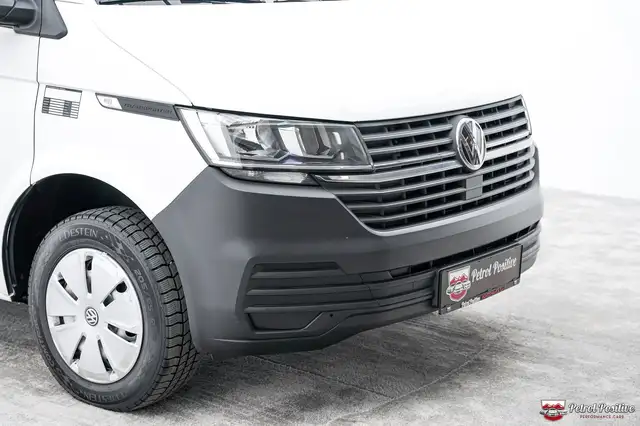 Volkswagen Transporter view 9