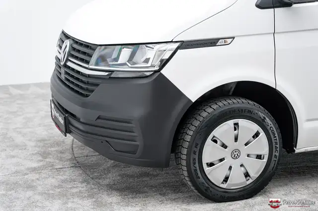 Volkswagen Transporter view 3