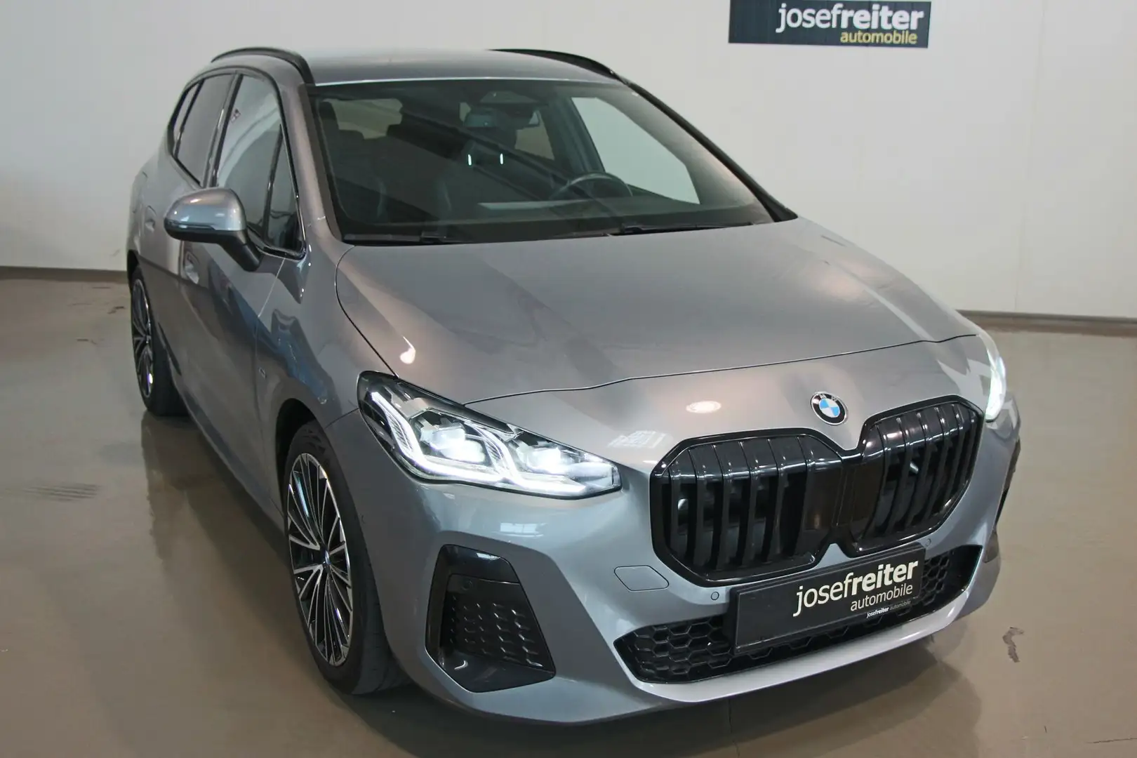 BMW 218 i Active Tourer M SPORT Aut./AHK/Kamera/NAVI Grau - 1