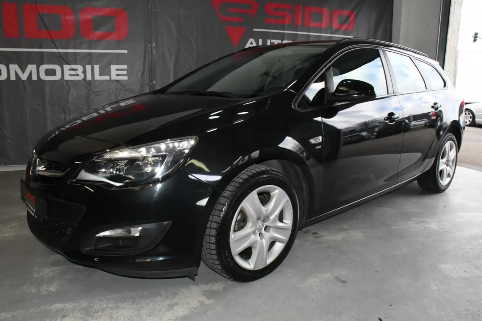 Opel Astra J Sports Tourer LK.HEIZ*REMP*SHZ*PDC Klima Schwarz - 2