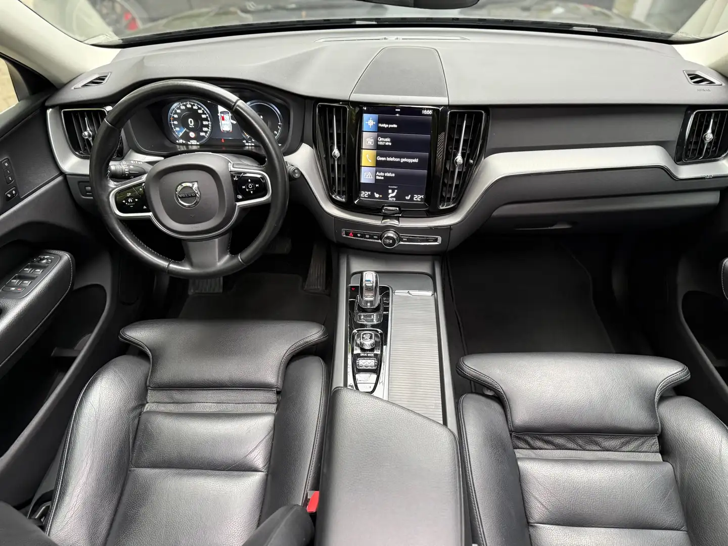 Volvo XC60 2.0 T8 Twin Engine AWD Inscription l Pano l Camera Zwart - 2