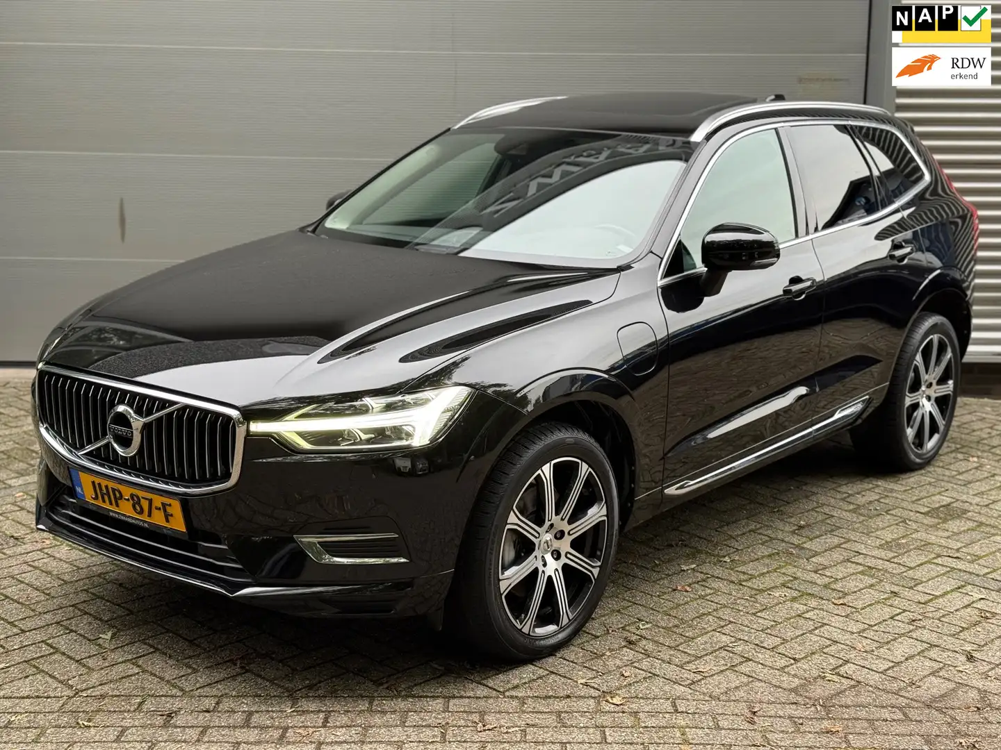 Volvo XC60 2.0 T8 Twin Engine AWD Inscription l Pano l Camera Zwart - 1