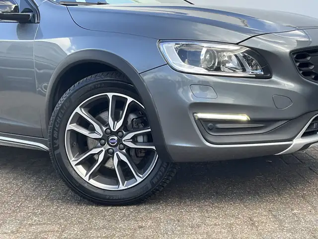 Volvo V60 Cross Country view 23
