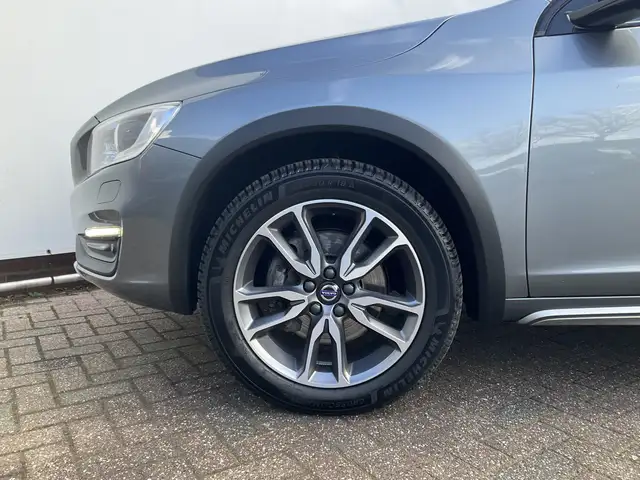 Volvo V60 Cross Country view 19