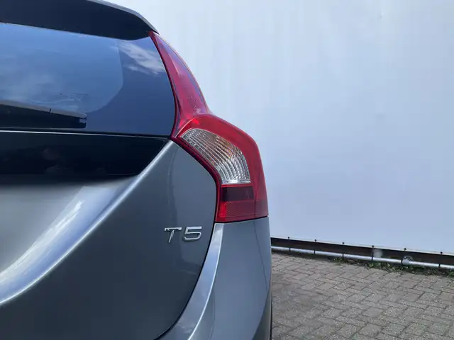 Volvo V60 Cross Country view 17