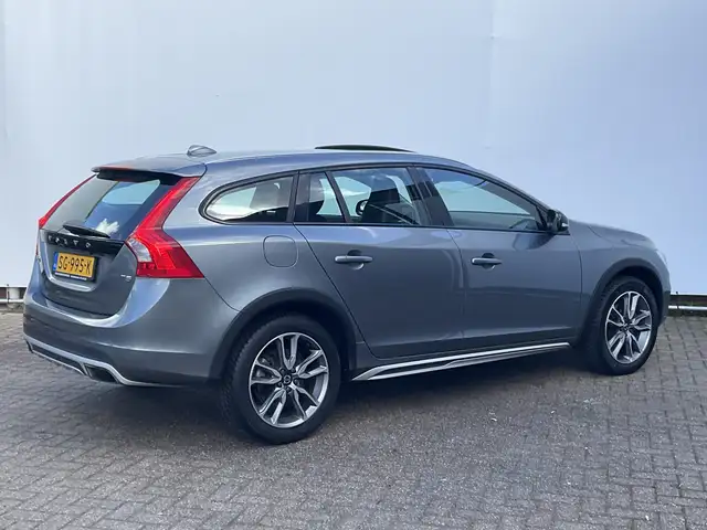 Volvo V60 Cross Country view 15