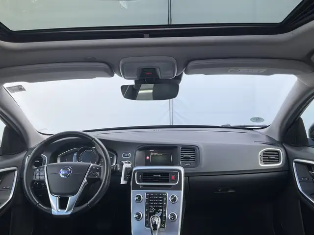 Volvo V60 Cross Country view 4