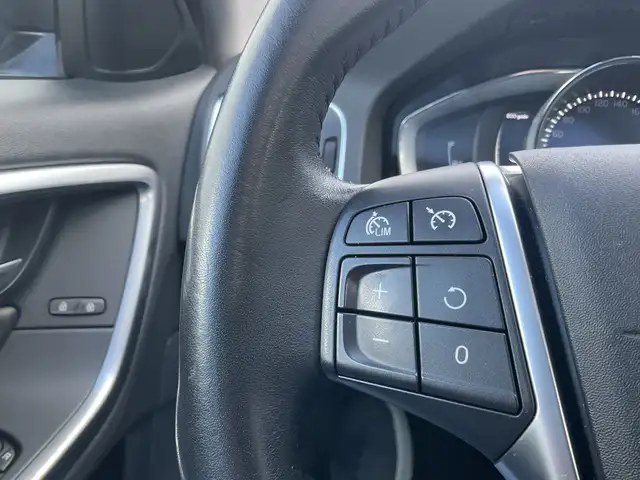 Volvo V60 Cross Country view 11