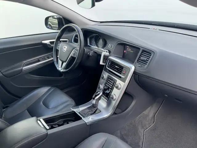 Volvo V60 Cross Country view 3