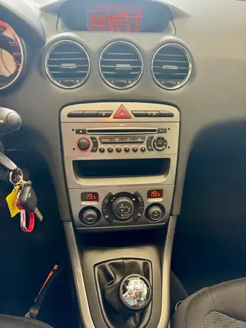 Peugeot 308 view 3