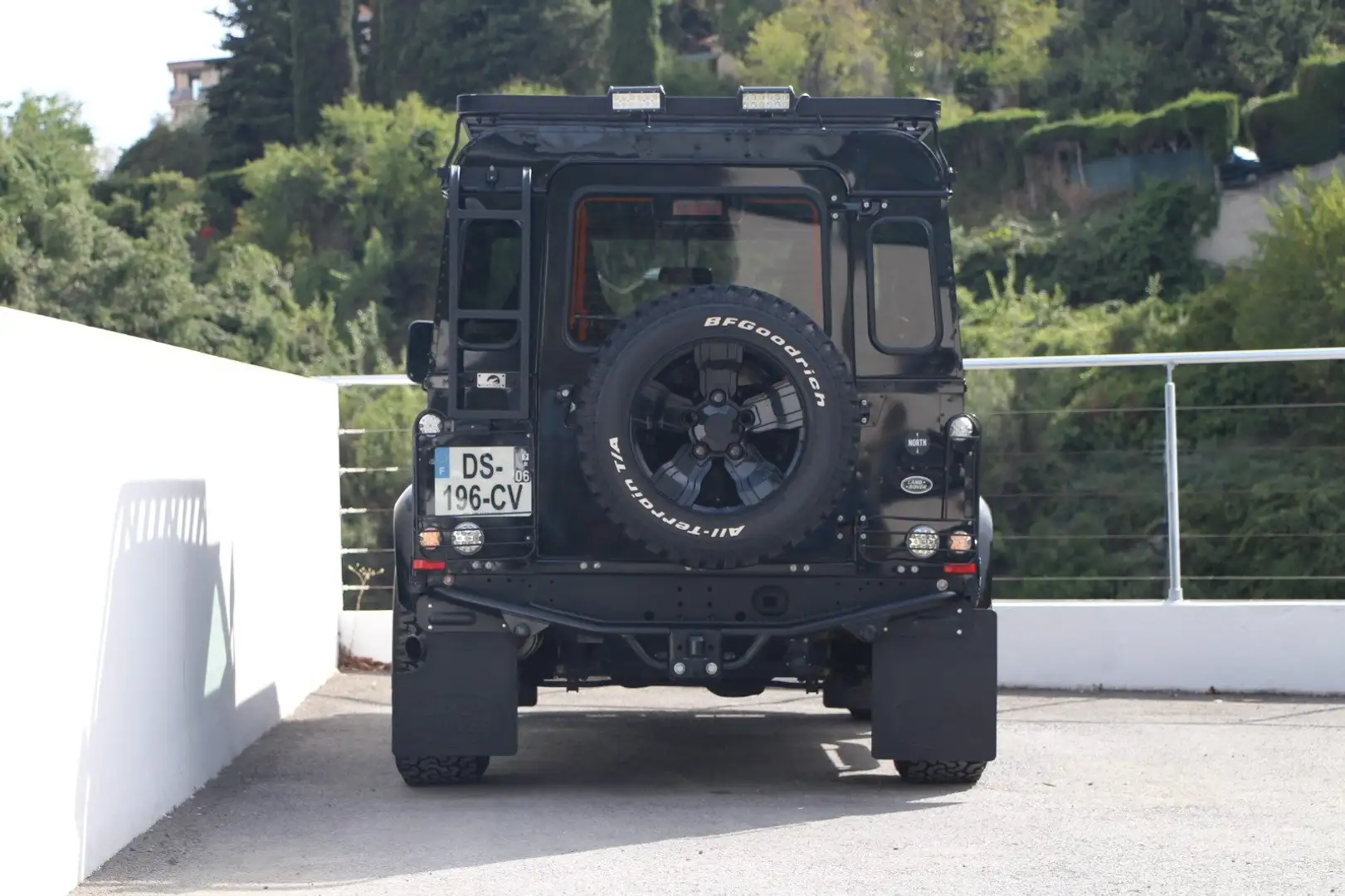 Land Rover Defender DEFENDER 130 SIMPLE CAB MARK VI E Noir - 2
